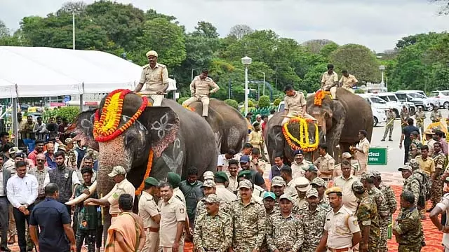 CM सिद्धारमैया ने राज्य के 4 कुमकी हाथियों को आंध्र प्रदेश को सौंपा CM सिद्धारमैया ने राज्य के 4 कुमकी हाथियों को आंध्र प्रदेश को सौंपा