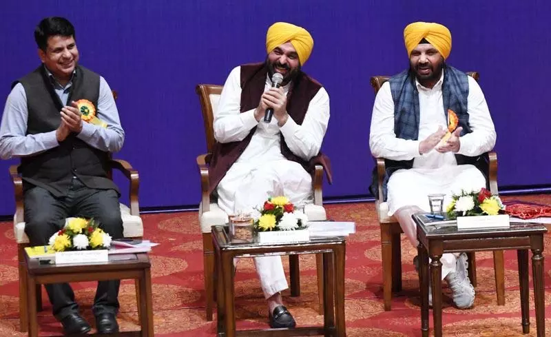 Punjab CM ने 450 युवाओं को नियुक्ति पत्र सौंपे Punjab CM ने 450 युवाओं को नियुक्ति पत्र सौंपे