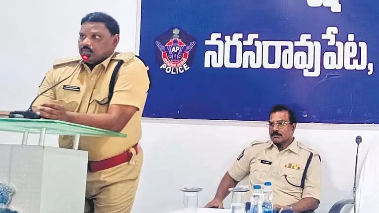AP: पालनाडु पुलिस ने प्रमुख मंदिरों में तोड़फोड़ विरोधी जांच की AP: पालनाडु पुलिस ने प्रमुख मंदिरों में तोड़फोड़ विरोधी जांच की
