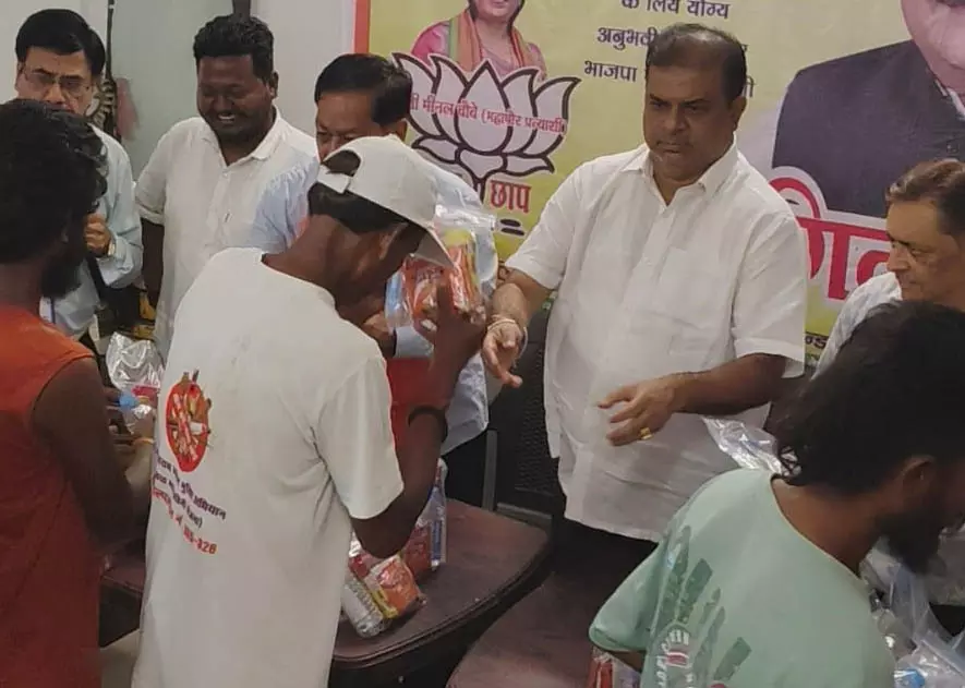 सिंधी काउंसिल ने भगवती चरण वार्ड के सफाई कर्मचारियों को बांटे समर हेल्थ कीट सिंधी काउंसिल ने भगवती चरण वार्ड के सफाई कर्मचारियों को बांटे समर हेल्थ कीट