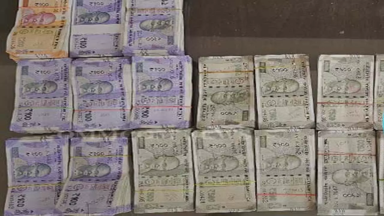 बिसरा के डिप्टी रेंजर से 8.37 लाख रुपये नकद और 390 ग्राम सोना जब्त बिसरा के डिप्टी रेंजर से 8.37 लाख रुपये नकद और 390 ग्राम सोना जब्त