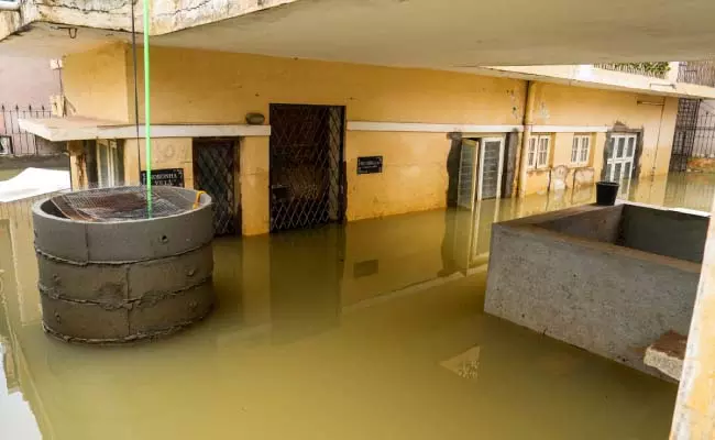Bengaluru: बारिश के बाद साई लेआउट में जलभराव बना हुआ Bengaluru: बारिश के बाद साई लेआउट में जलभराव बना हुआ