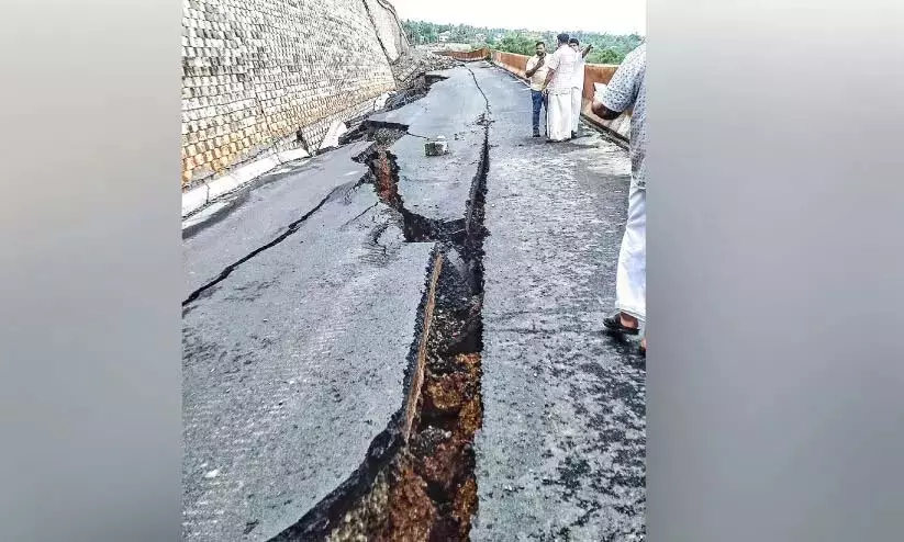 कुरियाद राष्ट्रीय सड़क ढहने से स्थानीय लोगों ने पुल निर्माण की मांग की कुरियाद राष्ट्रीय सड़क ढहने से स्थानीय लोगों ने पुल निर्माण की मांग की