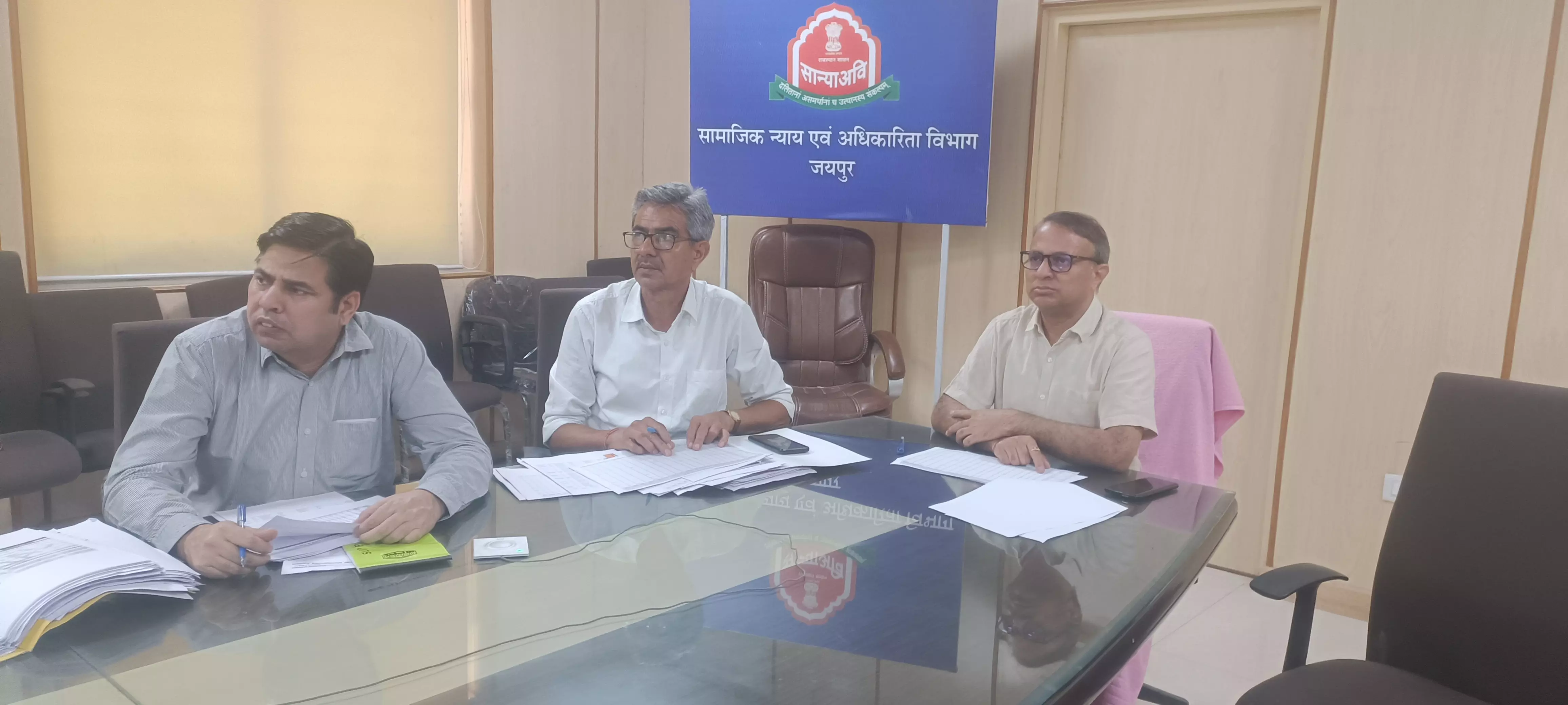 Jaipur: लंबित सिलिकोसिस प्रकरणों को जल्द निपटाने के लिए आयुक्त ने की समीक्षा बैठक Jaipur: लंबित सिलिकोसिस प्रकरणों को जल्द निपटाने के लिए आयुक्त ने की समीक्षा बैठक