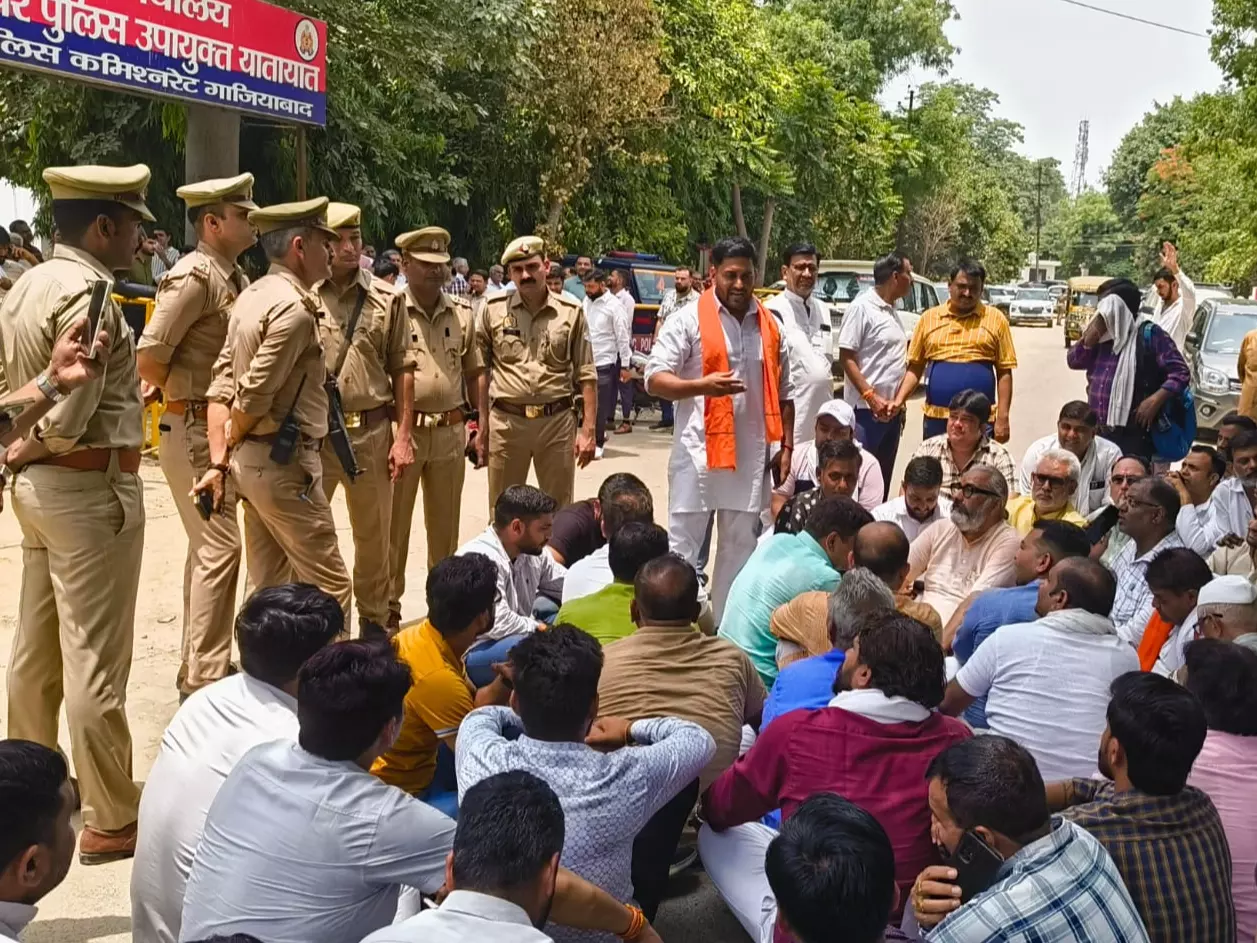 Ghaziabad: छात्र की पिटाई पर भड़का त्यागी-भूमिहार समाज, किया जोरदार प्रदर्शन Ghaziabad: छात्र की पिटाई पर भड़का त्यागी-भूमिहार समाज, किया जोरदार प्रदर्शन