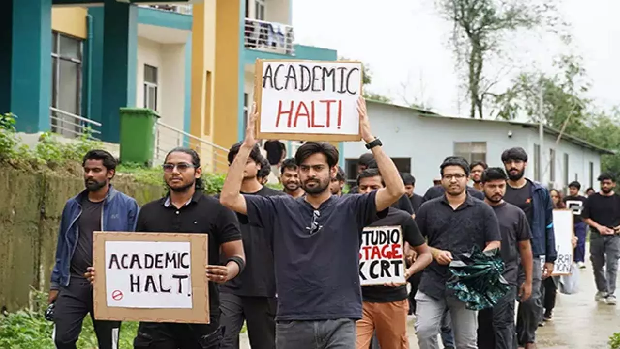 प्रशासनिक उदासीनता के खिलाफ एफटीआई-एपी के छात्र अनिश्चितकालीन हड़ताल पर प्रशासनिक उदासीनता के खिलाफ एफटीआई-एपी के छात्र अनिश्चितकालीन हड़ताल पर