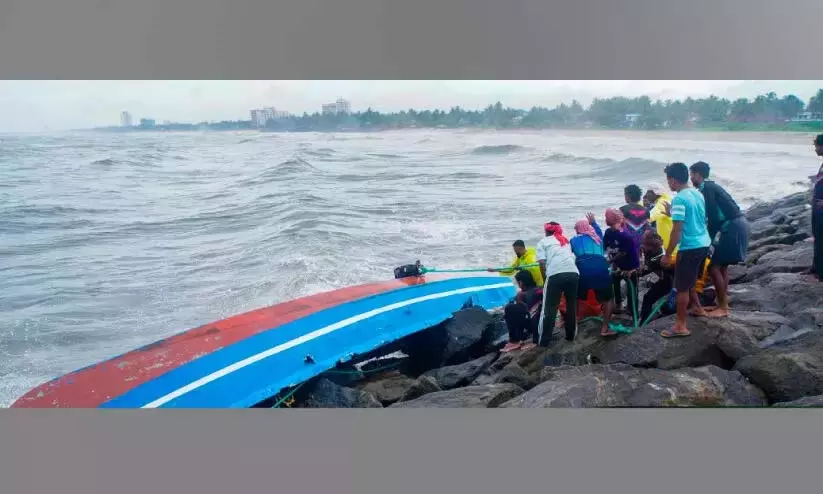 Kerala : छह नौकाओं और श्रमिकों को बचाया गया Kerala : छह नौकाओं और श्रमिकों को बचाया गया