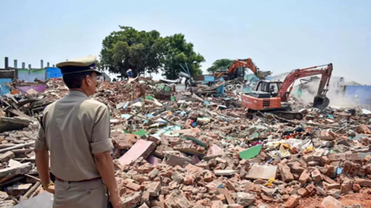 चंदोला झील ध्वस्तीकरण अभियान में 2.5 लाख वर्ग मीटर अतिक्रमण को निशाना बनाया गया चंदोला झील ध्वस्तीकरण अभियान में 2.5 लाख वर्ग मीटर अतिक्रमण को निशाना बनाया गया