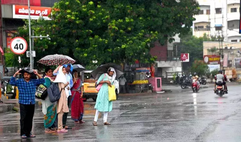 Hyderabad में मौसम खुशनुमा, दिन में बारिश और आंधी आने की संभावना Hyderabad में मौसम खुशनुमा, दिन में बारिश और आंधी आने की संभावना