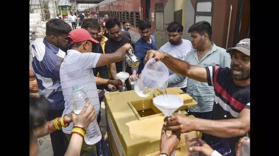 Punjab में बिजली की मांग बढ़ी, 14,000 मेगावाट के पार पहुंची Punjab में बिजली की मांग बढ़ी, 14,000 मेगावाट के पार पहुंची