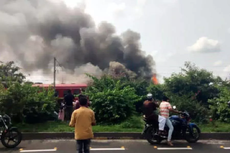 उत्तर दिनाजपुर के पास Siliguri जंक्शन-मालदा टाउन डेमू के पिछले इंजन में लगी आग उत्तर दिनाजपुर के पास Siliguri जंक्शन-मालदा टाउन डेमू के पिछले इंजन में लगी आग
