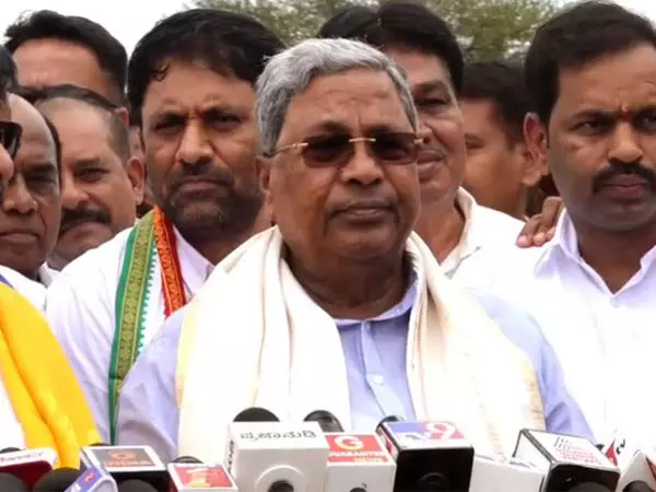 एसबीआई मैनेजर द्वारा कन्नड़ में बात करने से इनकार करने पर CM सिद्धारमैया ने कही ये बात एसबीआई मैनेजर द्वारा कन्नड़ में बात करने से इनकार करने पर CM सिद्धारमैया ने कही ये बात
