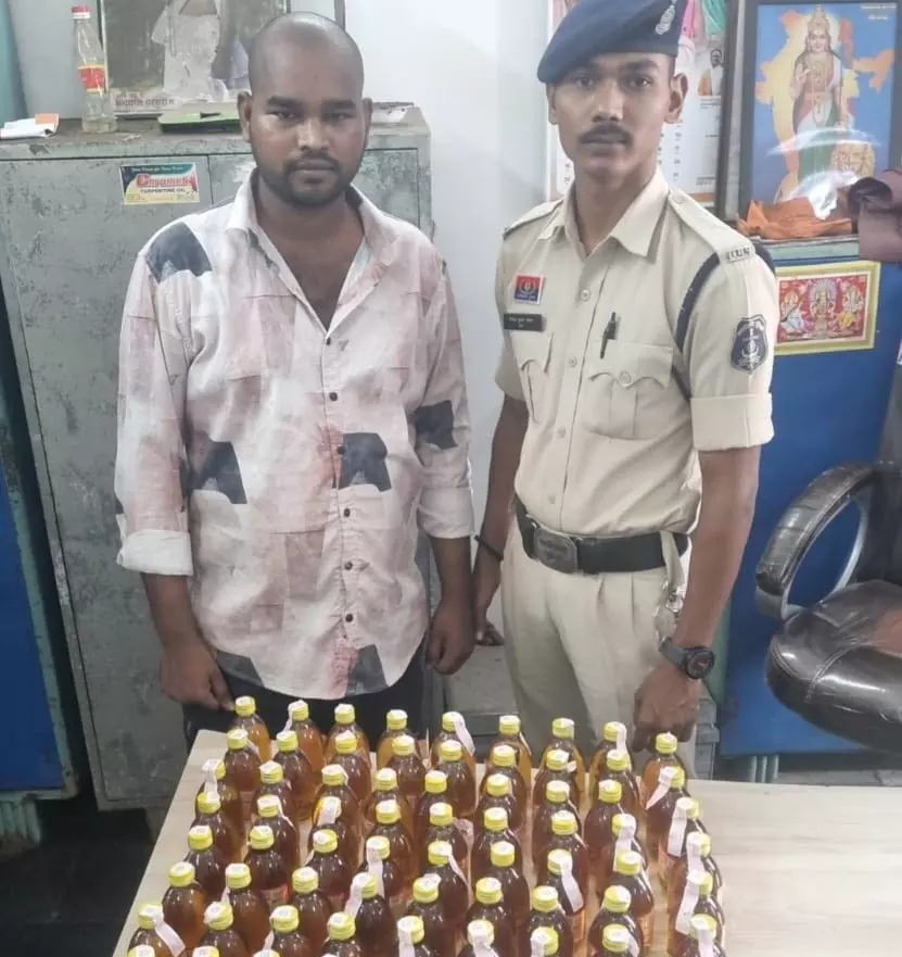 सुलभ घर के पास शराब बेच रहा था गुढ़ियारी का युवक, अरेस्ट सुलभ घर के पास शराब बेच रहा था गुढ़ियारी का युवक, अरेस्ट