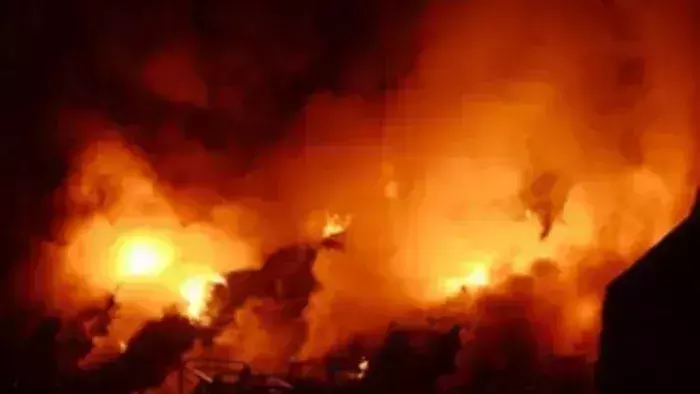 Lakhimpur Kheri के मंझरा में फैक्ट्री में भीषण आग, लाखों का सामान जलकर राख Lakhimpur Kheri के मंझरा में फैक्ट्री में भीषण आग, लाखों का सामान जलकर राख