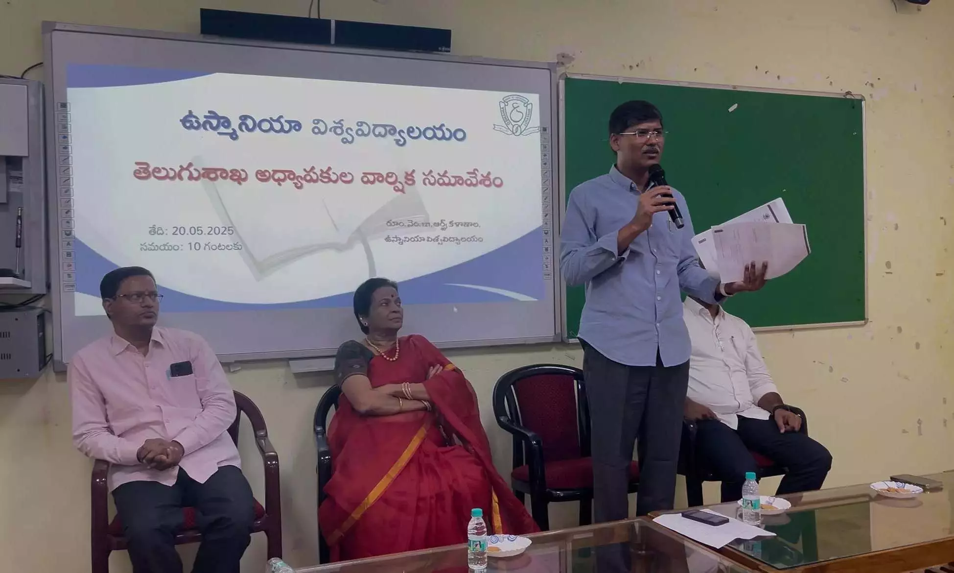 Telugu शिक्षकों ने डिग्री पाठ्यक्रमों में दूसरी भाषा के क्रेडिट में कटौती की योजना का विरोध किया Telugu शिक्षकों ने डिग्री पाठ्यक्रमों में दूसरी भाषा के क्रेडिट में कटौती की योजना का विरोध किया