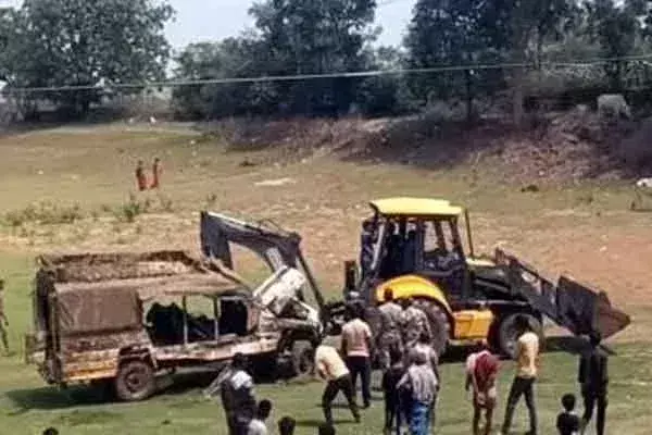 Hazaribagh: तालाब में गिरी स्कूली बच्चों से भरी गाड़ी, 15 बच्चे घायल, 4 गंभीर Hazaribagh: तालाब में गिरी स्कूली बच्चों से भरी गाड़ी, 15 बच्चे घायल, 4 गंभीर