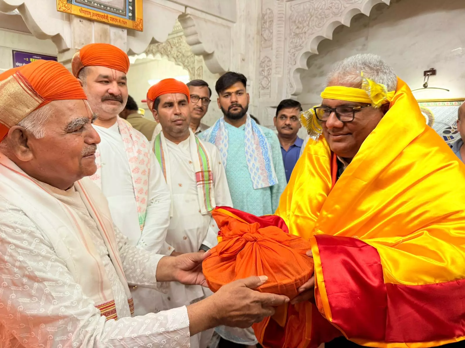 Jaipur: केंद्रीय पर्यावरण मंत्री भूपेंद्र यादव ने किए प्रभु श्रीनाथजी के दर्शन Jaipur: केंद्रीय पर्यावरण मंत्री भूपेंद्र यादव ने किए प्रभु श्रीनाथजी के दर्शन