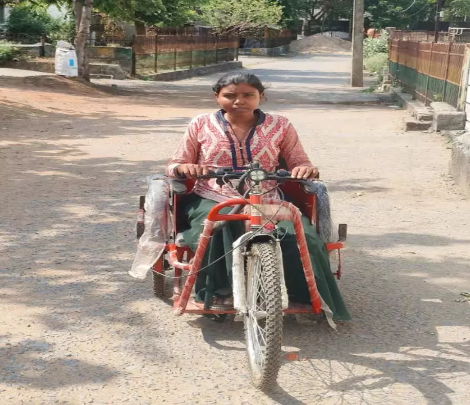 जनदर्शन का मिला लाभ, बबीता को मिली नई मोटराइज्ड ट्रायसायकल जनदर्शन का मिला लाभ, बबीता को मिली नई मोटराइज्ड ट्रायसायकल
