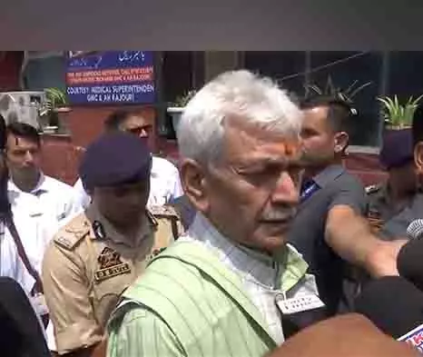 मनोज सिन्हा ने राजौरी का दौरा किया, गोलाबारी प्रभावित परिवारों के लिए नौकरी और राहत की घोषणा की मनोज सिन्हा ने राजौरी का दौरा किया, गोलाबारी प्रभावित परिवारों के लिए नौकरी और राहत की घोषणा की