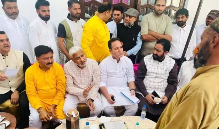 BJP नेताओं ने पुंछ में गोलाबारी प्रभावित इलाकों का दौरा किया BJP नेताओं ने पुंछ में गोलाबारी प्रभावित इलाकों का दौरा किया