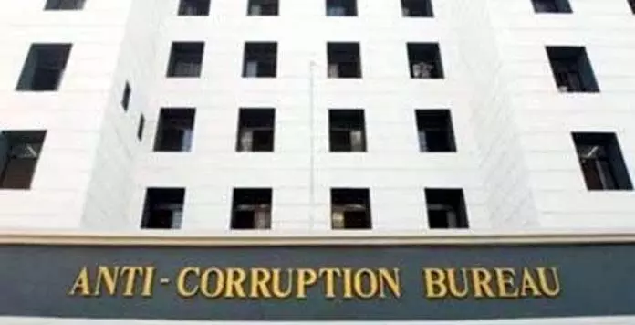 ACB ने भूमि घोटाले में संलिप्तता के लिए पूर्व राजस्व अधिकारियों पर मामला दर्ज किया ACB ने भूमि घोटाले में संलिप्तता के लिए पूर्व राजस्व अधिकारियों पर मामला दर्ज किया