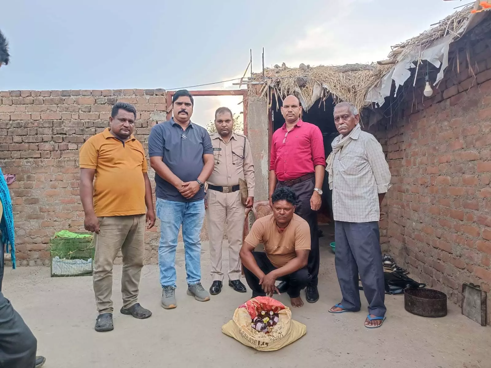 आबकारी विभाग की बड़ी कार्रवाई, शराब बेचने वाले कोचियों को पकड़ा आबकारी विभाग की बड़ी कार्रवाई, शराब बेचने वाले कोचियों को पकड़ा