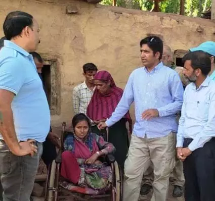 DC रामबन ने दिव्यांग लड़की तक पहुंच कर तत्काल सहायता सुनिश्चित की DC रामबन ने दिव्यांग लड़की तक पहुंच कर तत्काल सहायता सुनिश्चित की
