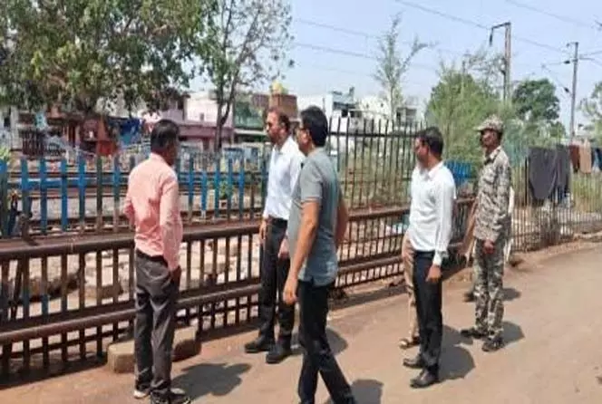 कलेक्टर ने निर्माणाधीन रेलवे क्रासिंग अंडरब्रिज का किया निरीक्षण कलेक्टर ने निर्माणाधीन रेलवे क्रासिंग अंडरब्रिज का किया निरीक्षण