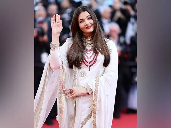 Cannes: ऐश्वर्या राय बच्चन ने बनारसी साड़ी में देसी राजसी झलक दिखाई Cannes: ऐश्वर्या राय बच्चन ने बनारसी साड़ी में देसी राजसी झलक दिखाई