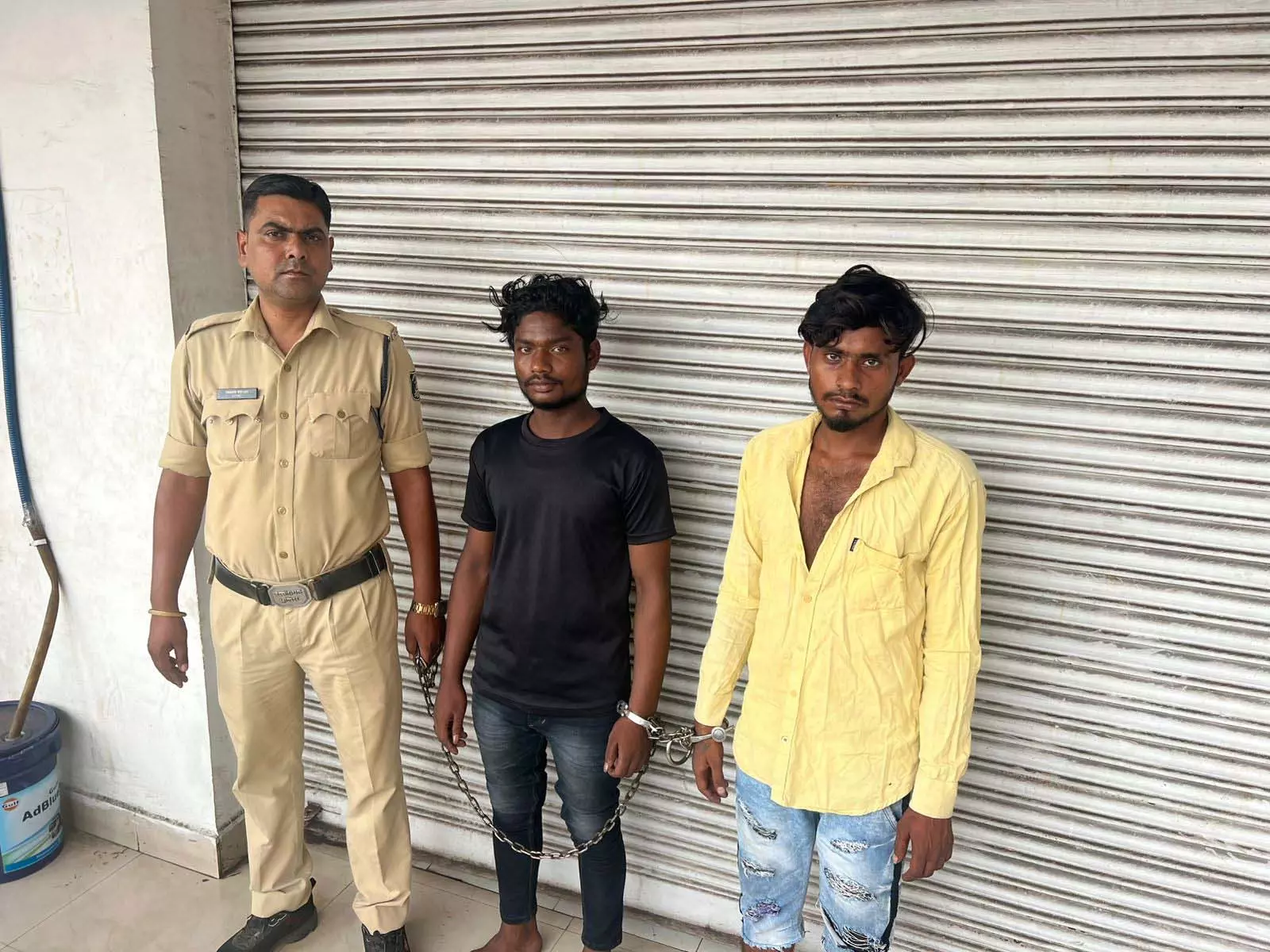 अवैध शराब बेचने वाले 2 तस्कर गिरफ्तार अवैध शराब बेचने वाले 2 तस्कर गिरफ्तार