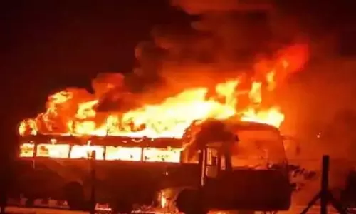 Uttar Pradesh: बस में लगी आग, 60 यात्रियों ने कूदकर बचाई जान