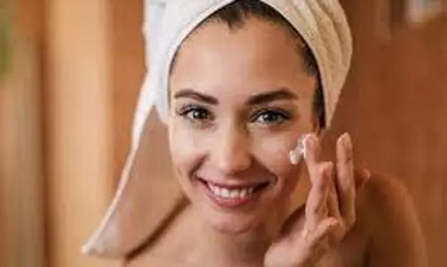 Skin Care: सुबह उठते ही चेहरे पर लगाएं ये 6 चीजें, पाएं मुलायम और चमकदार त्वचा