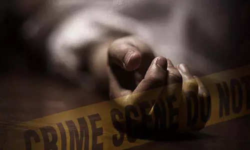 वाइन शॉप के पास क्लर्क की हत्या, कार में बैठा था गला रेतकर कातिल फरार