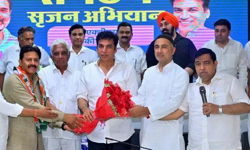 Delhi: आप को झटका, पूर्व पार्षद समेत कई नेता कांग्रेस में शामिल