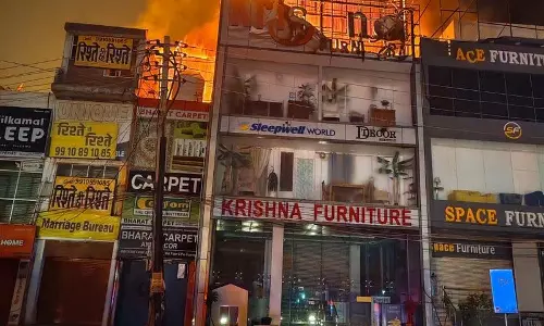 Gurugram :फर्नीचर शोरूम में लगी आग Gurugram :फर्नीचर शोरूम में लगी आग
