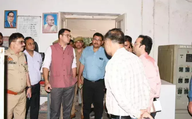 Badaun डीएम ने विद्युत उपकेन्द्र नवादा का निरीक्षण कर सुधारों की समीक्षा की Badaun डीएम ने विद्युत उपकेन्द्र नवादा का निरीक्षण कर सुधारों की समीक्षा की