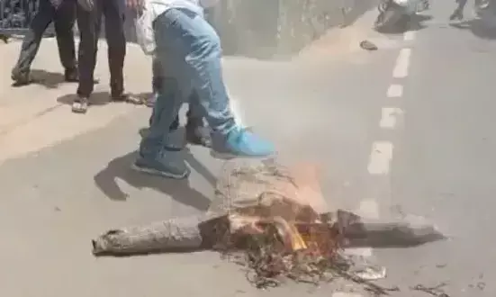 Firozabad: विद्युत विभाग की लापरवाही के खिलाफ व्यापार मंडल का प्रदर्शन Firozabad: विद्युत विभाग की लापरवाही के खिलाफ व्यापार मंडल का प्रदर्शन