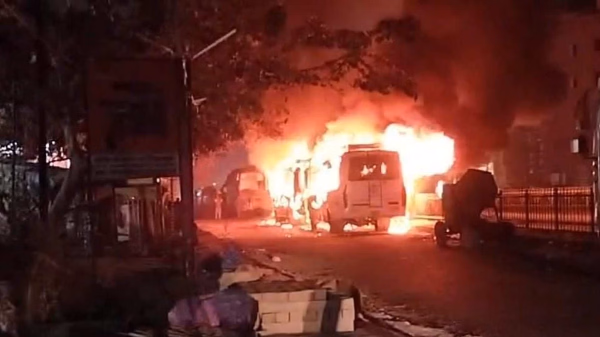 Aligarh: पानीपत जा रही एक निजी बस में अचानक लगी आग