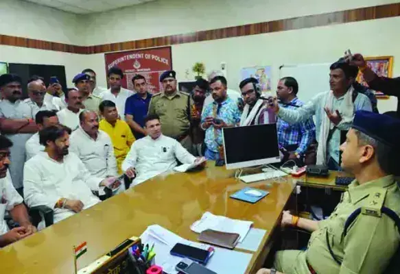 Mandsaur: कांग्रेस अध्यक्ष पटवारी ने मंदसौर में एसपी से की शिष्टाचार भेंट Mandsaur: कांग्रेस अध्यक्ष पटवारी ने मंदसौर में एसपी से की शिष्टाचार भेंट