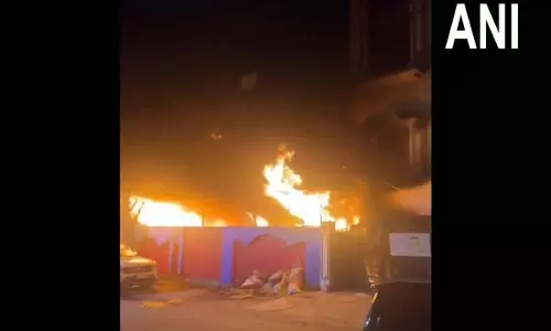 Delhi: स्कूल में लगी भीषण आग, किसी के हताहत होने की खबर नहीं Delhi: स्कूल में लगी भीषण आग, किसी के हताहत होने की खबर नहीं