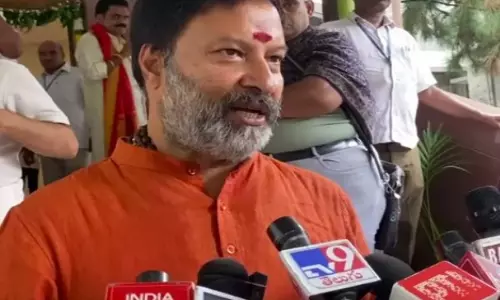 TTD सदस्य ने तिरुमाला मंदिर में तुलाभरम सेवा में पिछली राज्य सरकार द्वारा अनियमितताओं का आरोप लगाया TTD सदस्य ने तिरुमाला मंदिर में तुलाभरम सेवा में पिछली राज्य सरकार द्वारा अनियमितताओं का आरोप लगाया