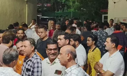 लड़की के भागने पर एसपी और विधायक बंगले के बाहर हंगामा, लव जिहाद का आरोप
