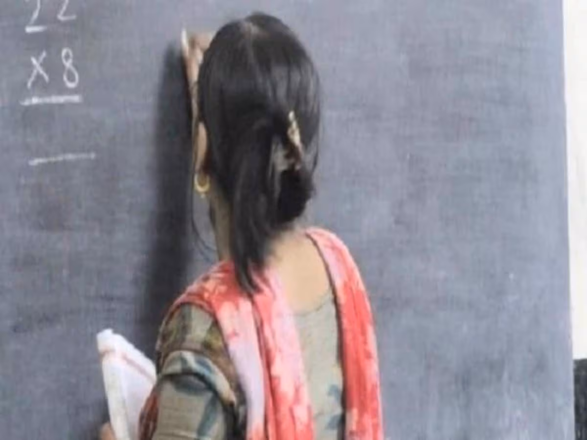 Prayagraj: 69000 शिक्षक भर्ती मामले में नियमों का उल्लंघन करने वालों पर गाज गिरेगी