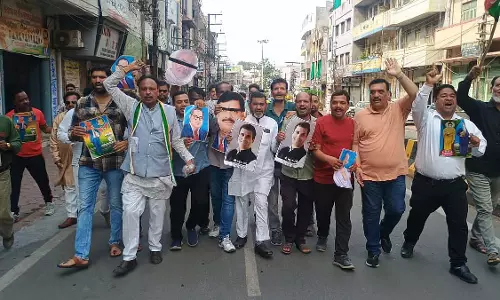 कांग्रेस नेताओं को पुलिस ने रोका; अधिकारियों ने कथित तौर पर पार्टी कार्यकर्ताओं से बहस की कांग्रेस नेताओं को पुलिस ने रोका; अधिकारियों ने कथित तौर पर पार्टी कार्यकर्ताओं से बहस की