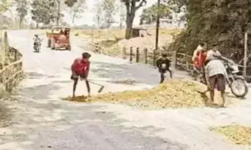 Balrampur: सड़क मरम्मत में जनता ने दिखाया सहयोग का उदाहरण Balrampur: सड़क मरम्मत में जनता ने दिखाया सहयोग का उदाहरण