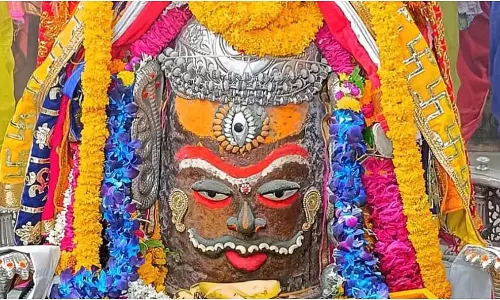 Ujjain News: बाबा महाकाल के गले में चंदन और रुद्राक्ष की माला पहनाने के बाद माथे पर लगाई गई भस्म Ujjain News: बाबा महाकाल के गले में चंदन और रुद्राक्ष की माला पहनाने के बाद माथे पर लगाई गई भस्म