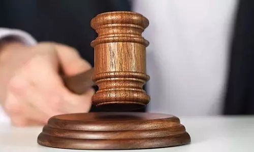 छुट्टी प्रतिबंध के बावजूद विदेश यात्रा करने के लिए बीमारी का बहाना बनाने पर मत्स्य अधिकारी निलंबित छुट्टी प्रतिबंध के बावजूद विदेश यात्रा करने के लिए बीमारी का बहाना बनाने पर मत्स्य अधिकारी निलंबित