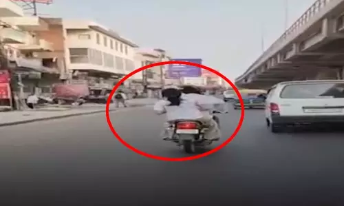 सरेआम युवती ने बाइकसवार साथी को चप्पल से पीटा, 14 बार मारा