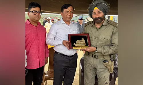 उत्तराखंड फिल्म विकास परिषद के CEO ने देहरादून में बॉर्डर 2 के सेट पर सनी देओल से मुलाकात की