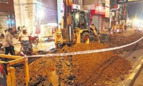 Bareilly: सिविल लाइंस में सीवर लाइन और सड़क धंसी